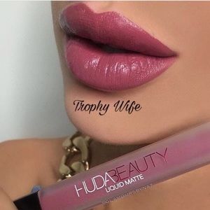 Huda Beauty Liquid Matte lipstick in Trophy Wife